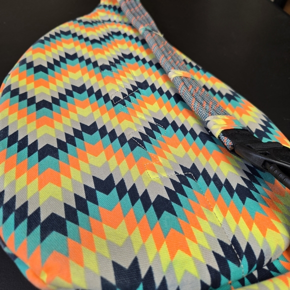 KAVU Chevron Sling Bag Orange Teal Yellow Backpack Purse Zipper - Picture 8 of 9